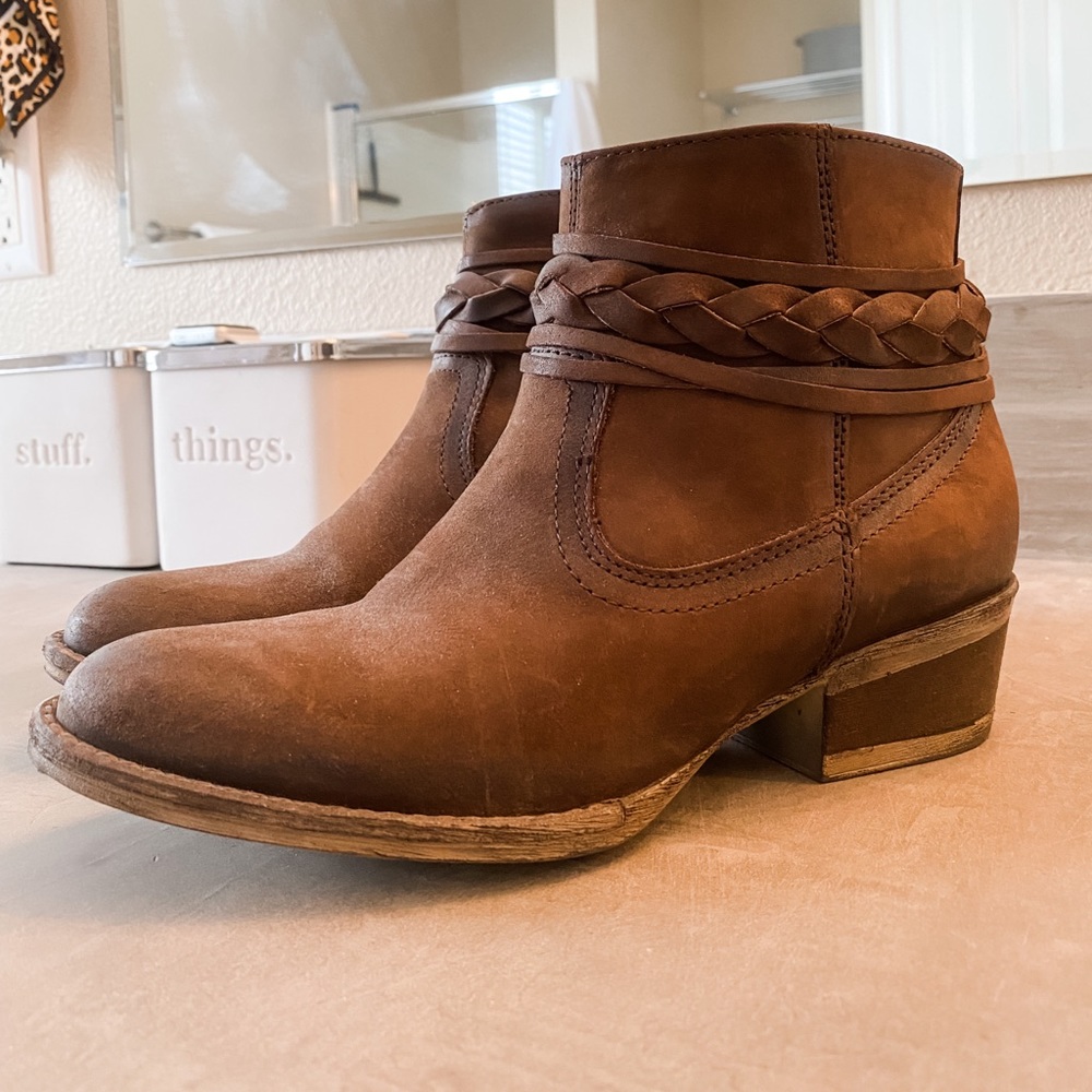 Circle G genuine leather ankle boots size 7.5.